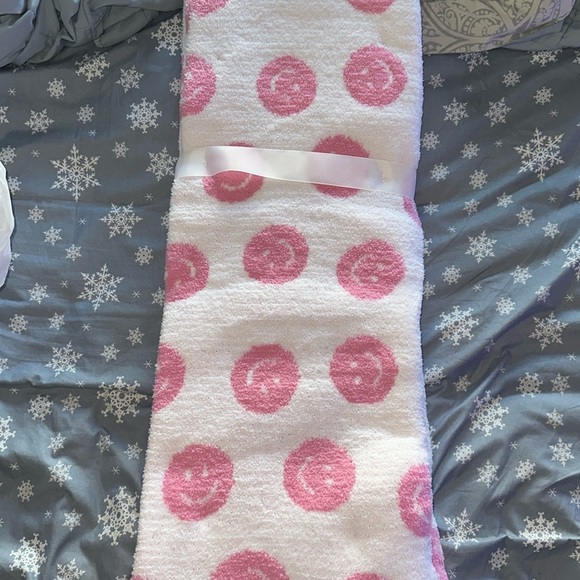 Happy Face Luxury Soft Throw Blanket - Smiley Pink - Picture 1 of 4